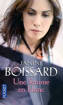 Une femme en blanc