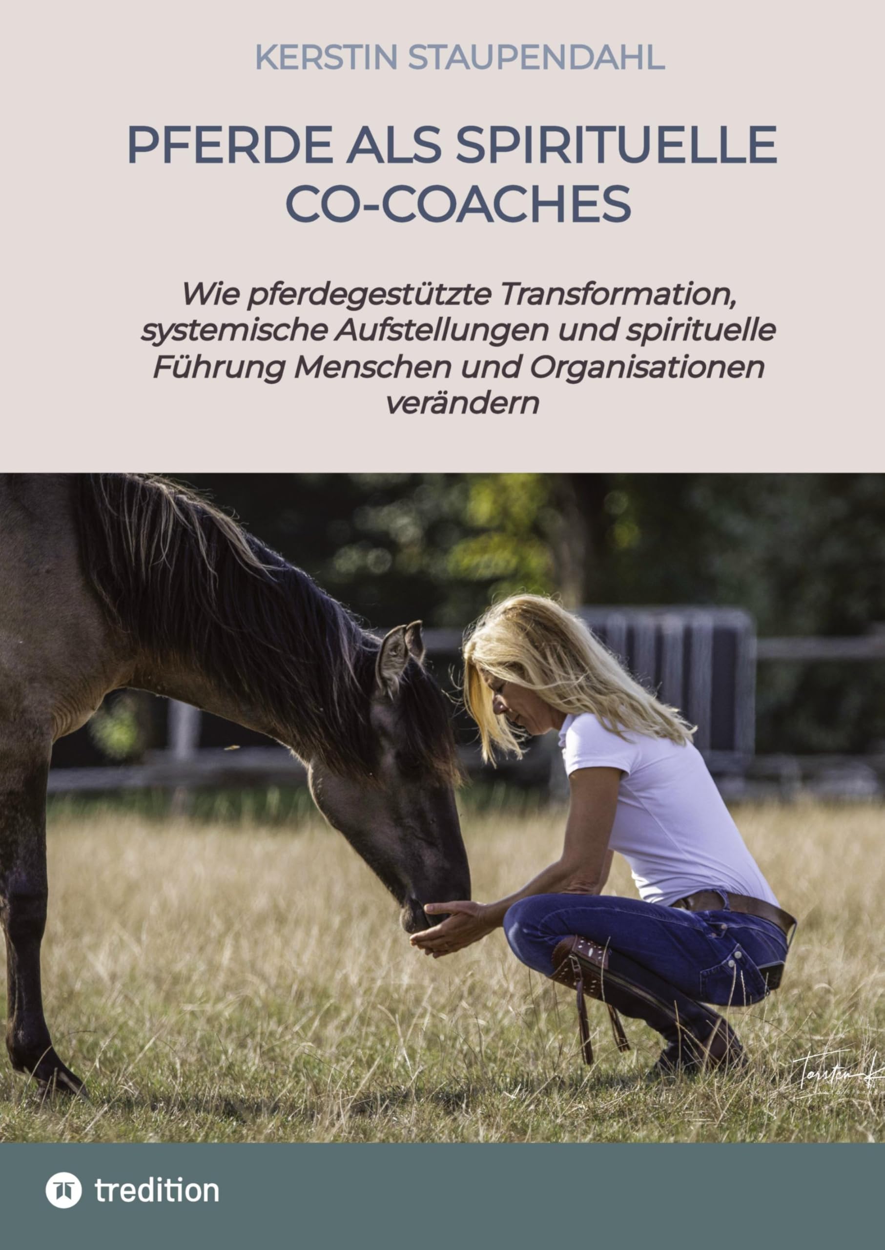 Pferde als spirituelle Co-Coaches: Wie pferdegestützte Transformation, systemische Aufstellungen und spirituelle Führung Menschen und Organisationen verändern