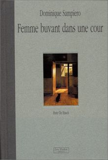 Femme buvant dans une cour