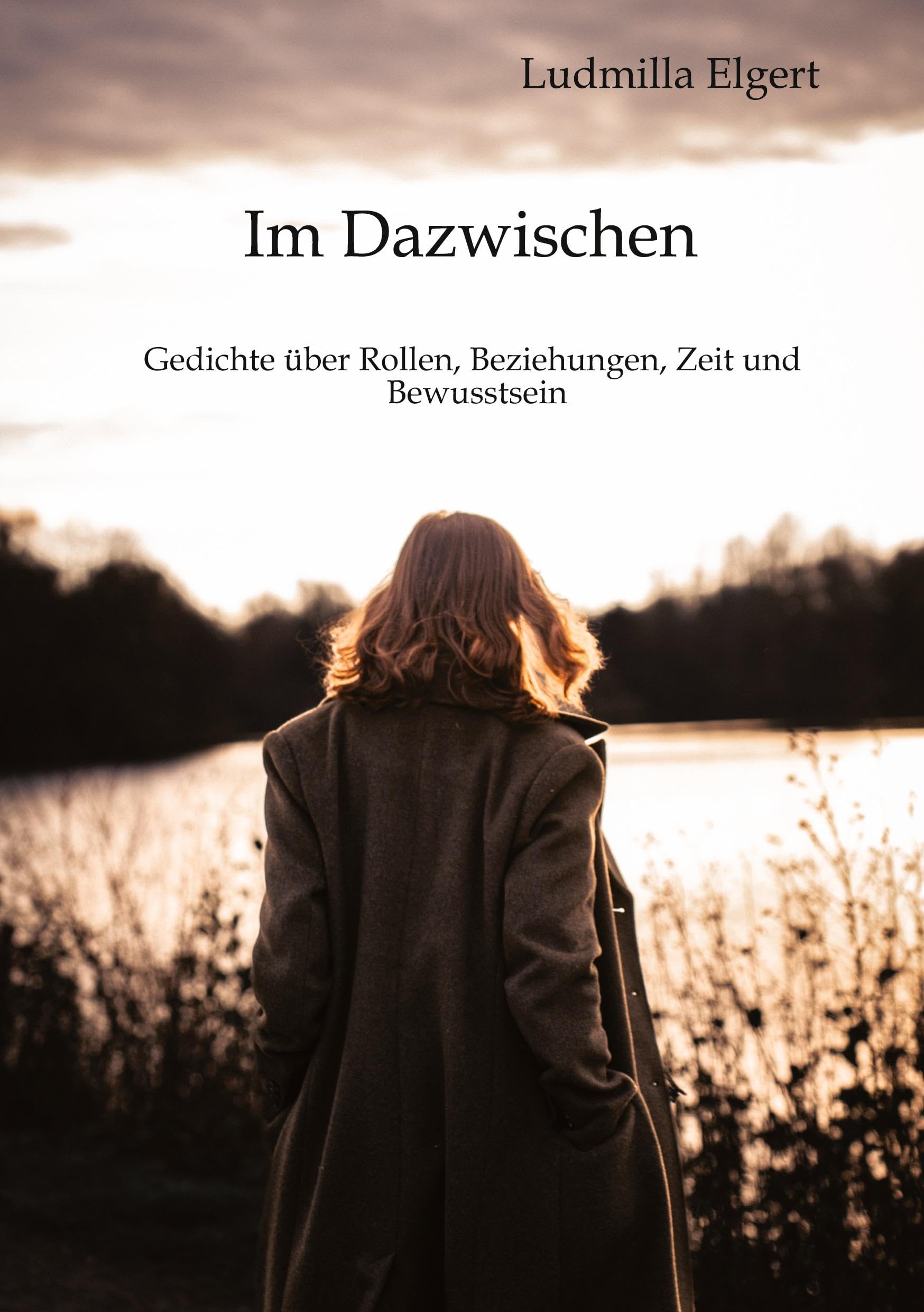 Im Dazwischen. Ein Poesieband über Rollen, Beziehungen, Zeit und Bewusstsein.