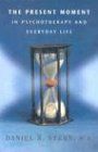 The Present Moment in Psychotherapy and Everyday Life (Norton Series on Interpersonal Neurobiology)