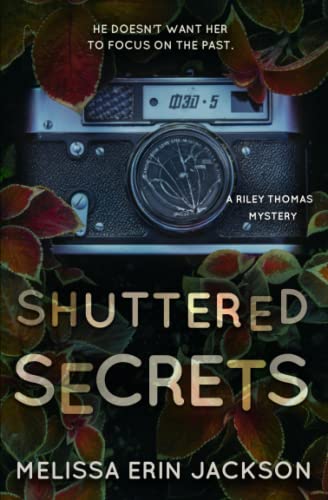Shuttered Secrets: A Spooky Paranormal Suspense (A Riley Thomas Mystery, Band 2)