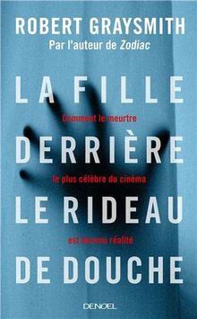 La fille derrière le rideau de douche