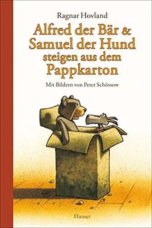 Alfred der Bär und Samuel der Hund steigen aus dem Pappkarton