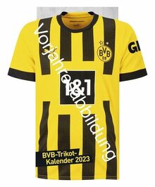 Borussia Dortmund Trikotkalender 2024. Kalender im originalen Trikot-Design, perfekt für Fans des BVB. Die tollsten Spielerfotos in einem dekorativen Wandkalender.