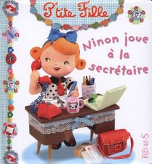 Ninon joue à la secrétaire