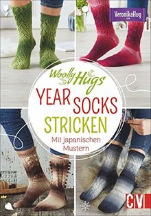 Woolly Hugs YEAR-Socks stricken. Mit japanischen Mustern. 24 verschiedene Socken, ein Sockenstrick-Grundkurs und detailierte Strickschriften verhelfen zum Sockenglück.