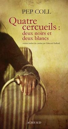 Quatre cercueils : deux noirs et deux blancs