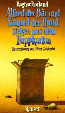 Alfred der Bär und Samuel der Hund steigen aus dem Pappkarton